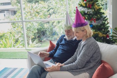 Yaşlı Kafkasyalı yaşlı adam ve kadın internet oyunu oynuyorlar.