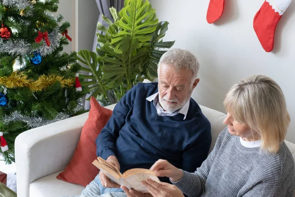 Anziano anziano caucasico vecchio e donna lettura del libro e sedersi — Foto Stock