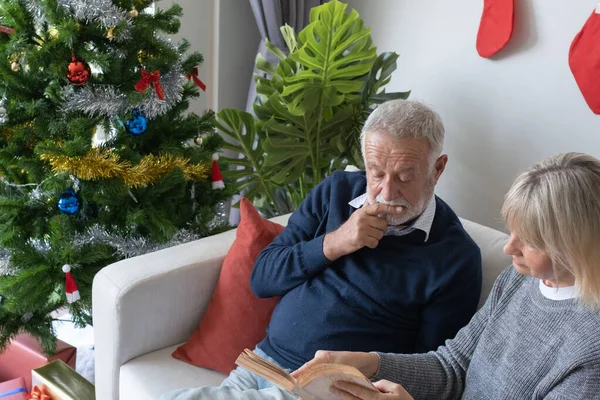 Anziano anziano caucasico vecchio e donna lettura del libro e sedersi — Foto Stock