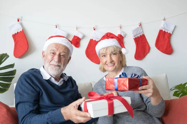 Senioren ouderen Kaukasische oude man en vrouw geven geschenk aan — Stockfoto