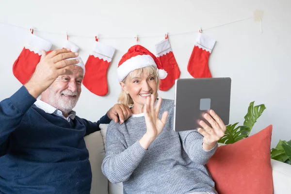 Äldre kaukasiska gammal man och kvinna, med hjälp av konferens om — Stockfoto