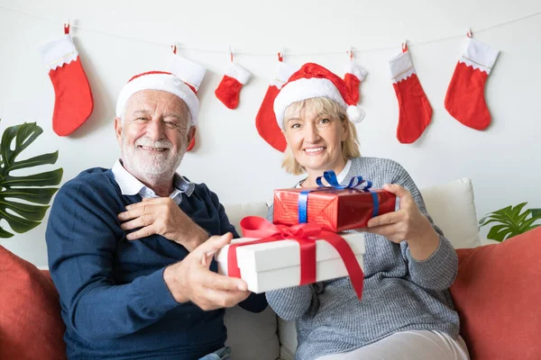 Senioren ouderen Kaukasische oude man en vrouw geven geschenk aan — Stockfoto