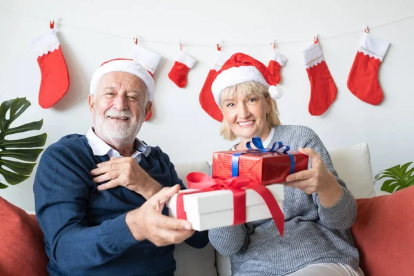 Anciano mayor caucásico anciano hombre y mujer dar regalos a —  Fotos de Stock