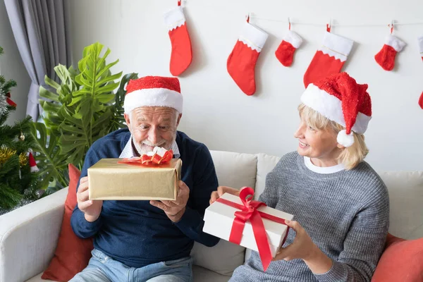 Starszy osoby starsze kaukaski stary mężczyzna i kobieta dać prezenty dla — Zdjęcie stockowe