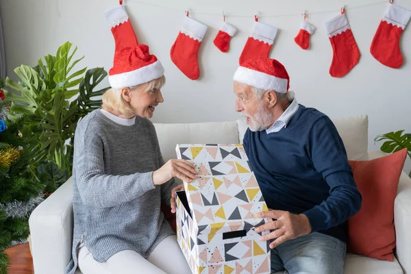 Anziani anziani caucasico vecchio uomo e donna aiuto aprire grande regalo pr — Foto Stock