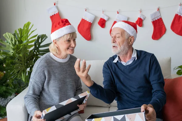 Anciano mayor caucásico anciano hombre y mujer ayudar a abrir gran regalo pr —  Fotos de Stock