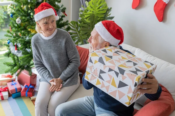 Aîné vieux caucasien vieil homme et femme aider à ouvrir grand cadeau pr — Photo