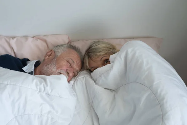 Glad äldre par kaukasiska senior kvinna öppna ögon och man re — Stockfoto