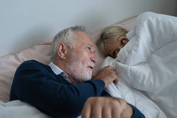 幸せな高齢者カップルcaucasianシニア男性と女性睡眠タグ — ストック写真