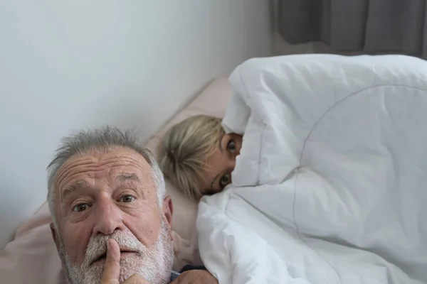 Happy elderly couple caucasian senior man selfie with woman rest — Stock Photo, Image