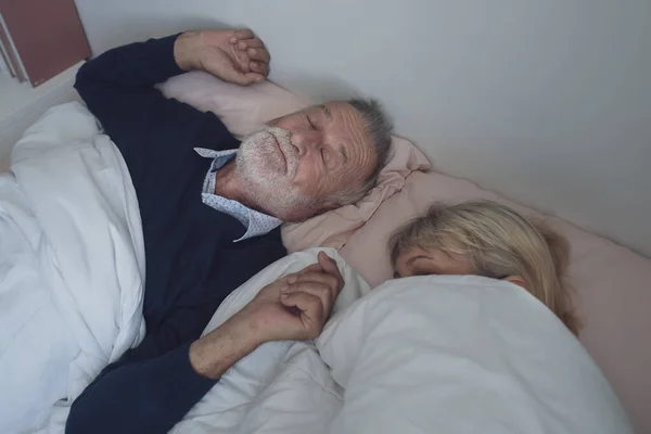 Glückliches älteres Paar kaukasischen älteren Mann schnarcht und Frau schläft — Stockfoto
