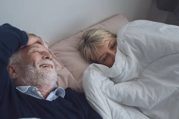 Szczęśliwy osoby starsze para biały seniorzy mężczyzna i kobieta spać tog — Zdjęcie stockowe