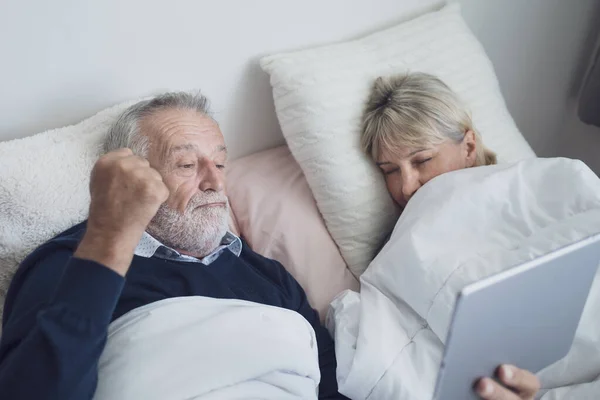 Gelukkig ouder paar Kaukasische senior man kijken sport, spel, — Stockfoto