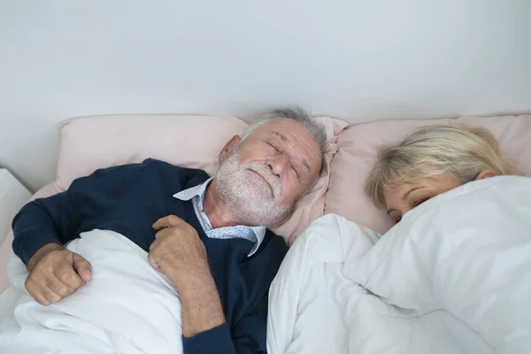 Šťastný starší pár kavkazský senior muž a žena odpočívající toge — Stock fotografie