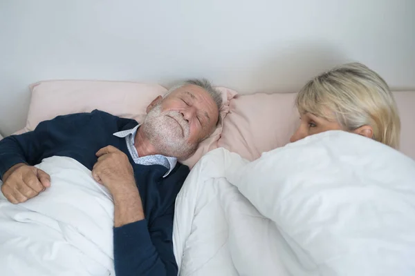 Gelukkig ouder paar Kaukasisch senior man snurken en vrouw slee — Stockfoto