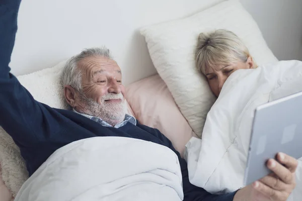 Gelukkig ouder paar Kaukasische senior man kijken sport, spel, — Stockfoto