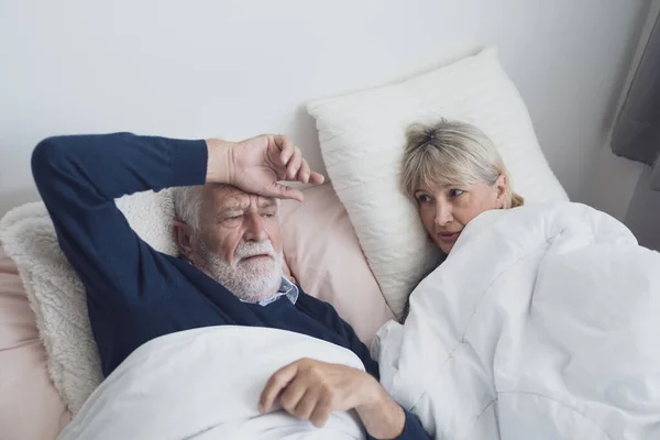 Äldre par kaukasiska senior man talar eller diskussion togeth — Stockfoto