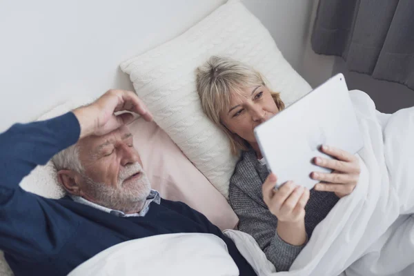 Glad äldre par kaukasiska senior man konferera med fam — Stockfoto