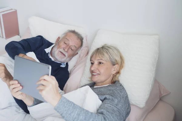 Gelukkig ouder paar Kaukasische senior man conferrencing met fam — Stockfoto