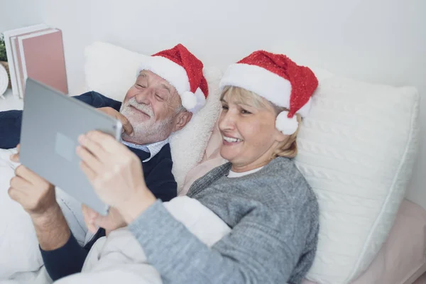 Happy elderly couple caucasian senior man and woman with red hat — Stock Photo, Image