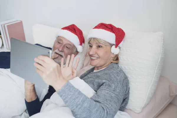 Szczęśliwy osoby starsze para biały seniorzy mężczyzna i kobieta w czerwony kapelusz — Zdjęcie stockowe