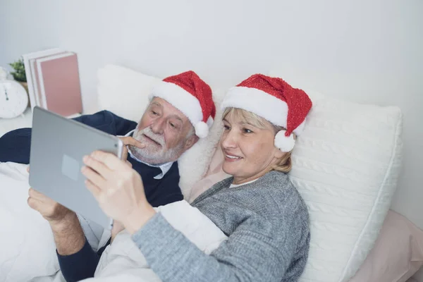 Felice coppia di anziani caucasico anziano uomo e donna con cappello rosso — Foto Stock