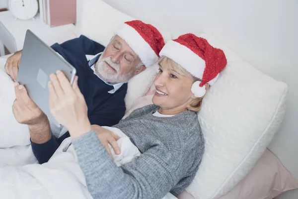 Lyckligt äldre par kaukasiska senior man och kvinna med röd hatt — Stockfoto