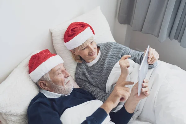 Lyckligt äldre par kaukasiska senior man och kvinna med röd hatt — Stockfoto