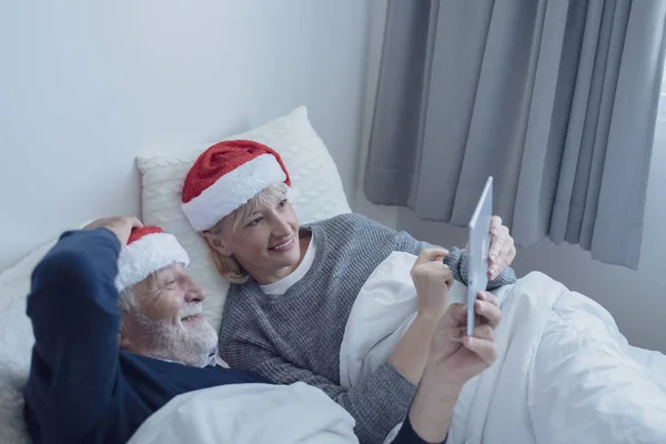 Szczęśliwy osoby starsze para biały seniorzy mężczyzna i kobieta w czerwony kapelusz — Zdjęcie stockowe