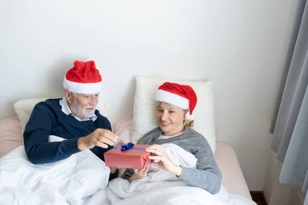 Anziani anziani caucasici vecchio dare regali alla donna, th — Foto Stock