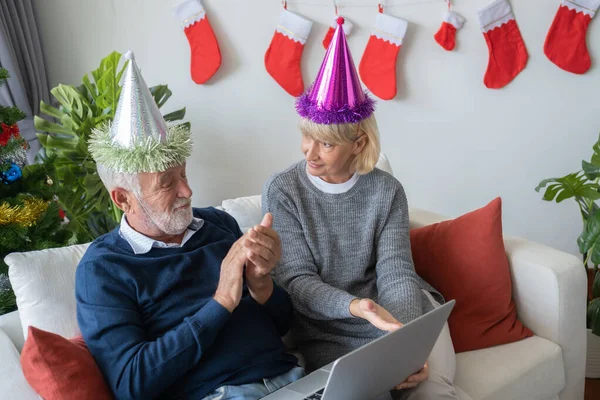 Äldre kaukasiska gammal man och kvinna spelar internet av u — Stockfoto