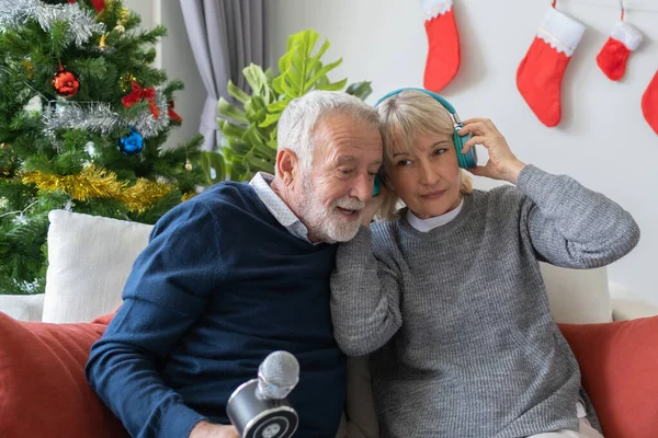 Idoso sênior velho homem e mulher feliz para cantar música e ouvir — Fotografia de Stock