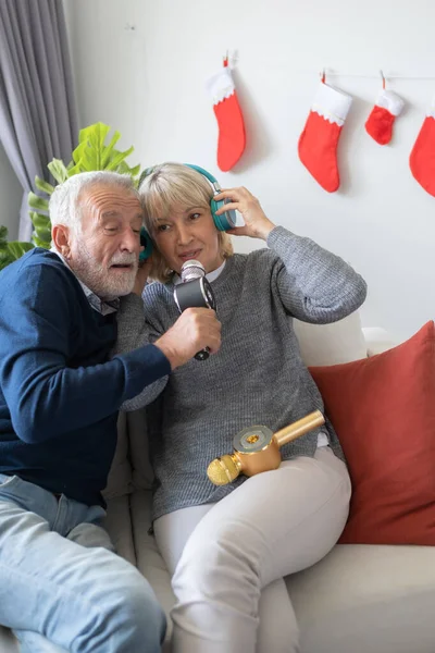 Пожилые старик и женщина счастливы петь и слушать песни — стоковое фото