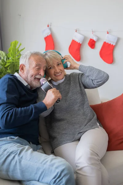 Anciano anciano mayor hombre y mujer feliz de cantar y escuchar —  Fotos de Stock