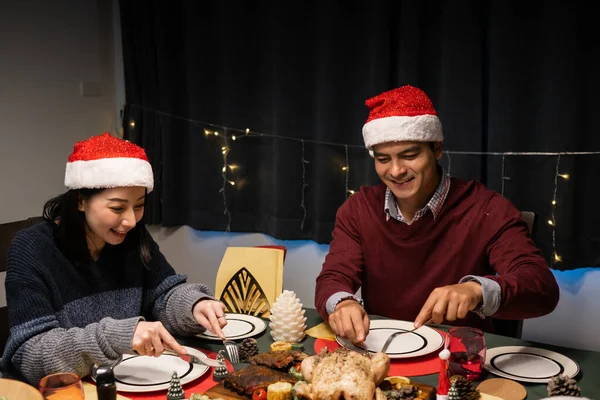 Felice famiglia uomo e donna che celebrano insieme a Natale nig — Foto Stock