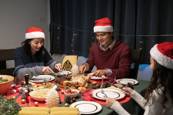 Família feliz comemorando juntos na noite do dia de Natal em dini — Fotografia de Stock