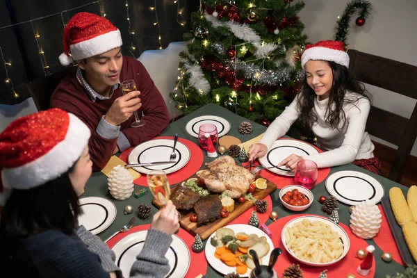 Famiglia felice che festeggia insieme il giorno di Natale notte a dini — Foto Stock