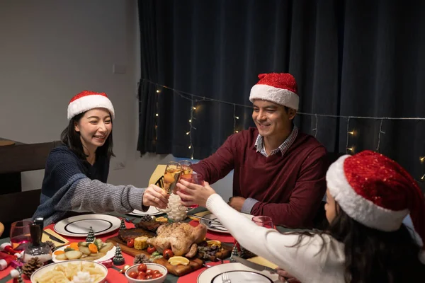 Šťastná rodina slaví společně na Štědrý den v noci v dini — Stock fotografie