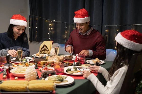 Famiglia felice che festeggia insieme il giorno di Natale notte a dini — Foto Stock