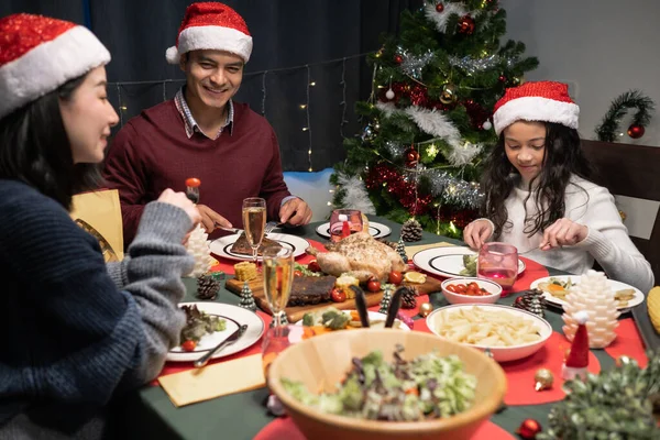 Lycklig familj firar tillsammans på julafton i dini — Stockfoto