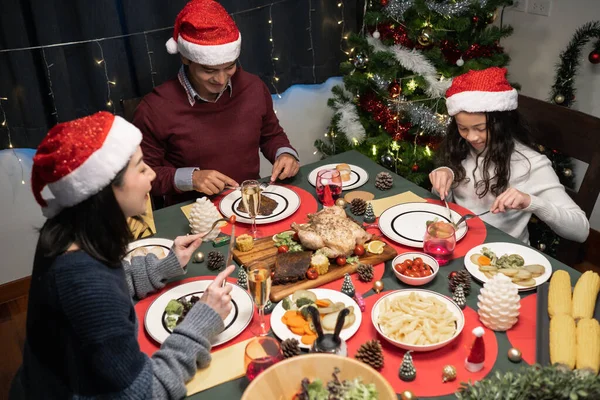 Famiglia felice che festeggia insieme il giorno di Natale notte a dini — Foto Stock