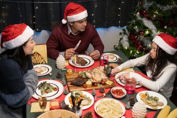 Famiglia felice che festeggia insieme il giorno di Natale notte a dini — Foto Stock