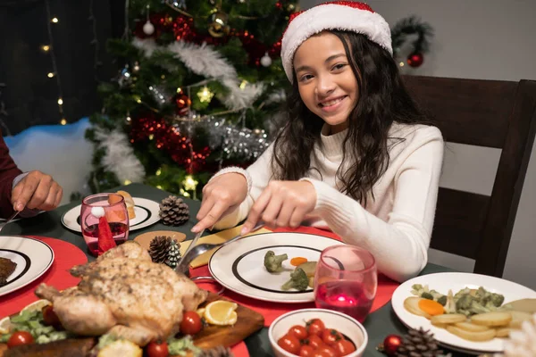 Bambina cenare la notte di Natale in sala da pranzo che d — Foto Stock