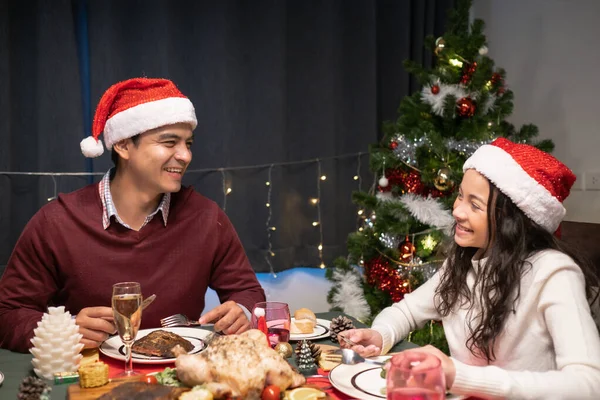 Bambina e papà cenano la notte di Natale in sala da pranzo roo — Foto Stock
