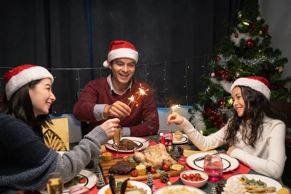 Famiglia felice, padre madre figlia giocare fuoco e celebrare — Foto Stock