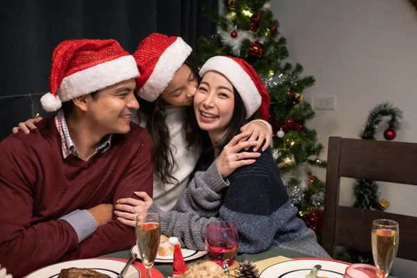 Famiglia felice, figlia sorridente e baciare madre padre e celebrare — Foto Stock