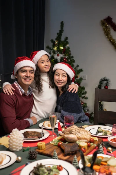 Lycklig familj firar tillsammans på julafton i dini — Stockfoto