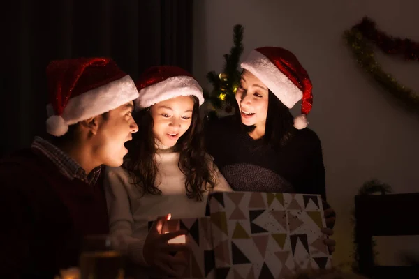 Famiglia felice, padre madre figlia aiuto per aprire regalo presente b — Foto Stock