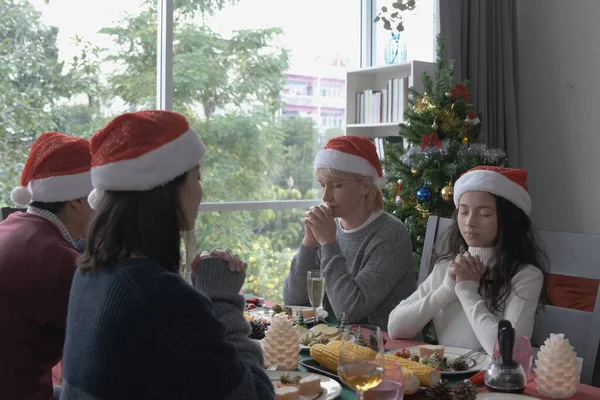 Famiglia fanno pregare prima di mangiare il giorno di Natale, sono — Foto Stock