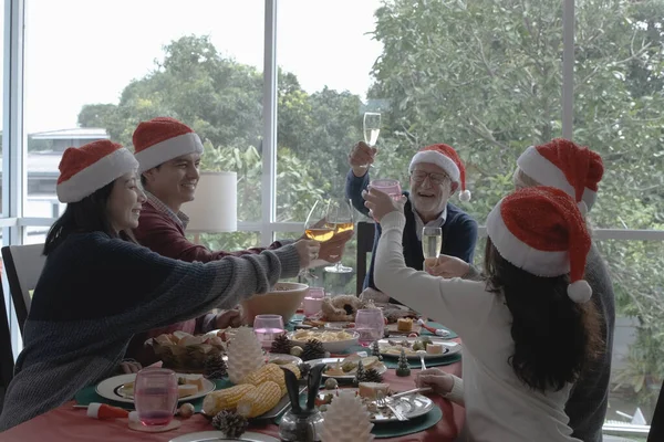 Salute, uomo anziano indossare cappello rosso e mangiare con la famiglia su C — Foto Stock